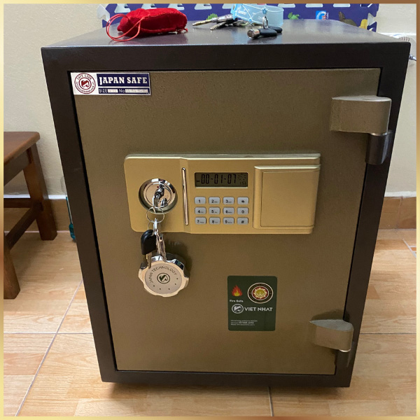 Hình ảnh thực tế lắp đặt bàn giao két sắt điện tử Việt Nhật VN40DT tại nhà khách hàng