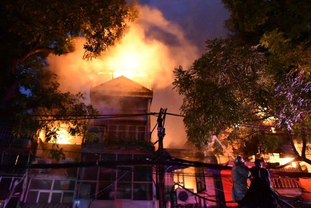  Két sắt gia đình chống cháy bảo vệ an toàn cho tài sản khi có sự cố cháy nổ xảy ra.