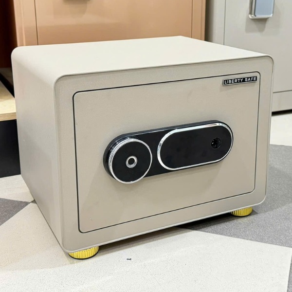 Két sắt Liberty LB30S có thể mở bằng chìa cơ khi hết pin