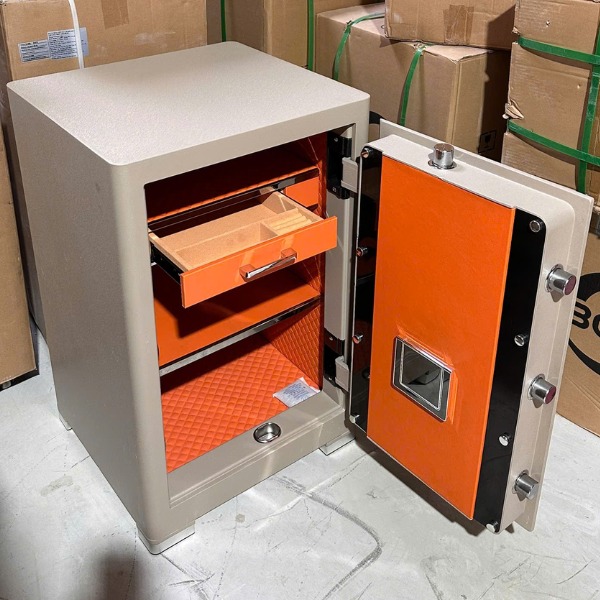 Nội thất két sắt Liberty LB79 Pro màu gold có khay trang sức và rộng