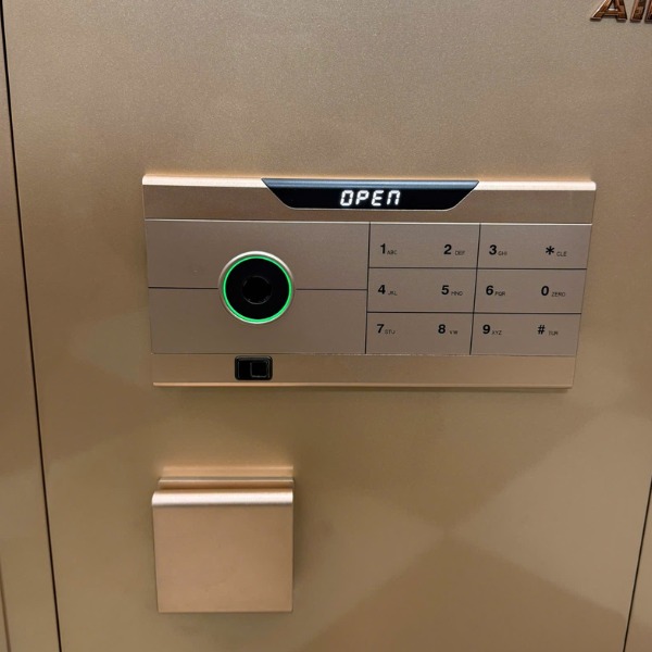 Két sắt nhập khẩu ZR-60VI có mở kép và khóa bàn phím 180s nếu nhập sai vân tay và mã số 3 lần