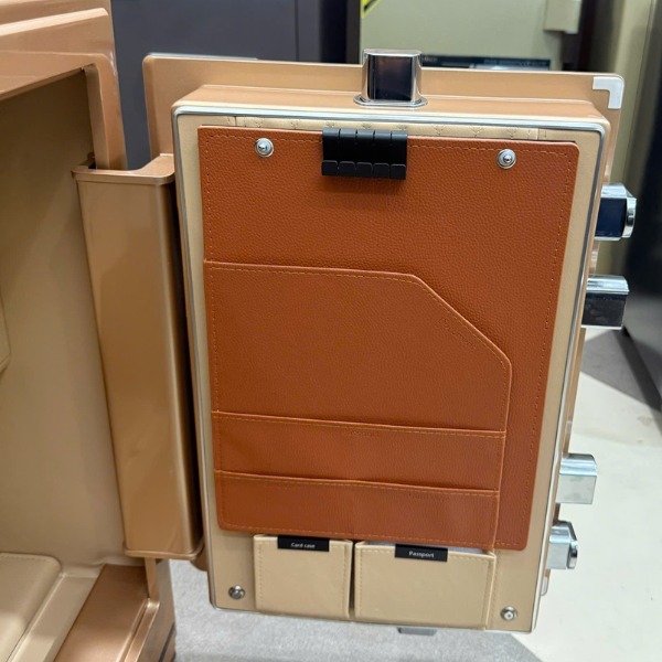 Két sắt nhập khẩu ZR-60VI có khay để bìa đỏ, thẻ visa, passport