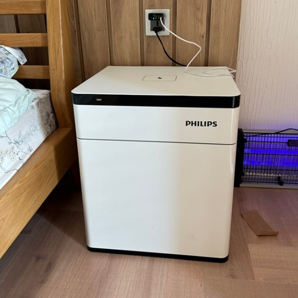 Thực tế két sắt Philips SBX301 màu trắng thay cho kệ để đầu giường