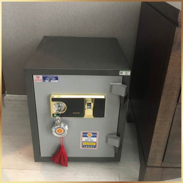 Hình ảnh thực tế lắp đặt két sắt vân tay việt Tiệp KW55VT tại nhà khách hàng