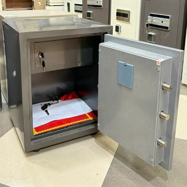 Nội thất két sắt việt nhật VN33VT rộng để được giấy tờ tài liệu