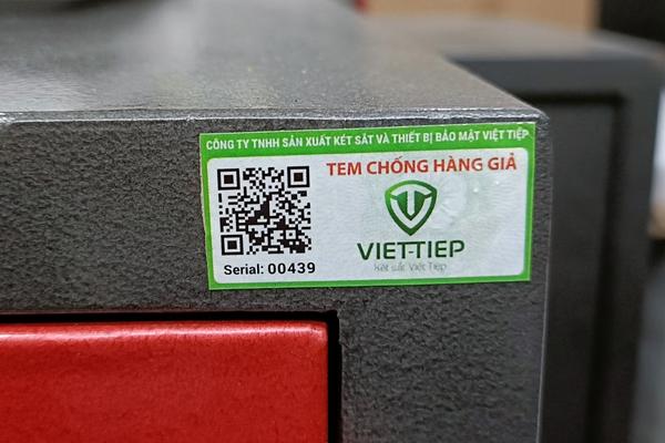 Két sắt Việt Tiệp chính hãng đều có tem chống hàng giả có thể kiểm tra bằng quét mã QR code