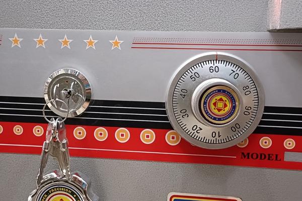 Nhận biết két sắt Việt Tiệp bằng khóa chìa và khóa mã xoay cơ 