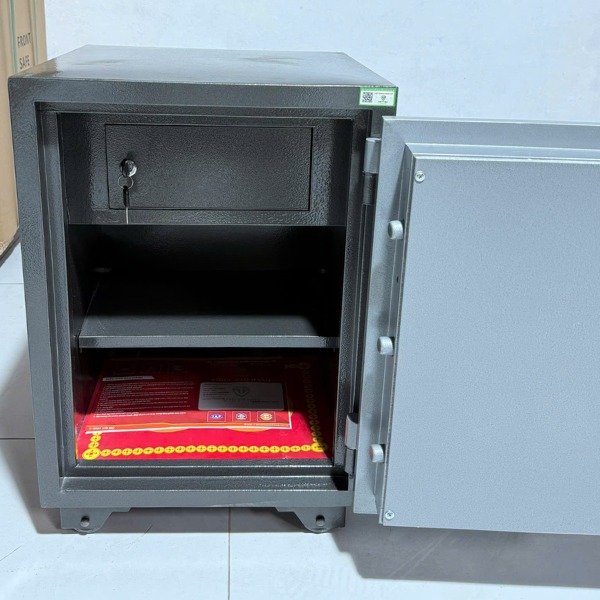 Nội thất két sắt Việt Tiệp khóa cơ chia làm 3 ngăn rộng để được giấy tờ