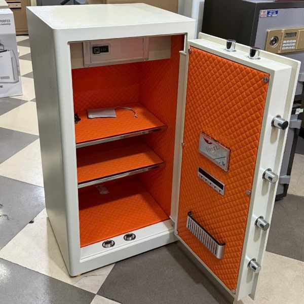 Két sắt xuân hòa BK100FI màu trắng nhận diện khuôn mặt có nội thất 4 ngăn rộng