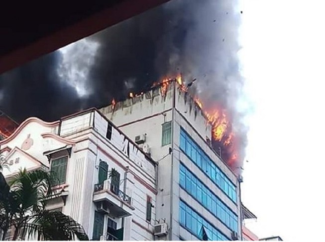 Sự cố cháy tòa nhà văn phòng 8 tầng ở trung kính