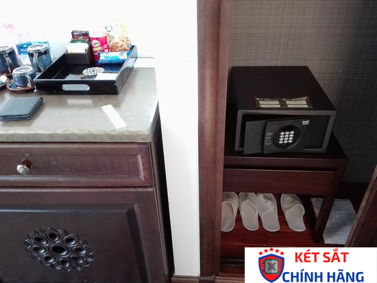 Một mẫu két sắt mini khách sạn để trong tủ đồ dấu kín trông rất ngăn nắp và không bị lộ